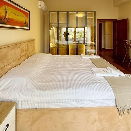 Luxury Penthouse With Veranda Apartmán